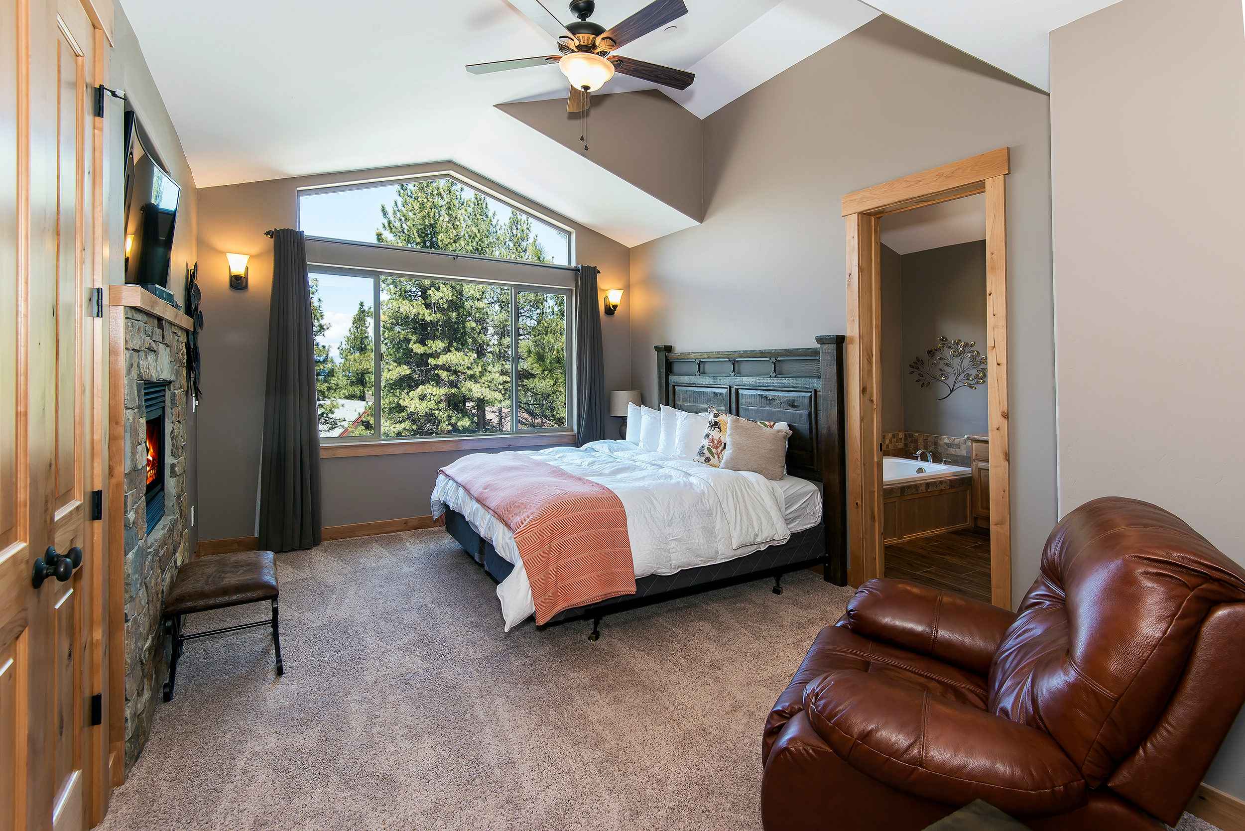 prop_3752_1432919925_7_bedroom_lakeview_luxury.jpg