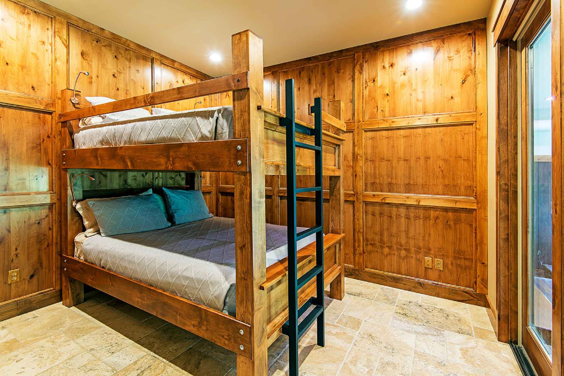 prop_3771_1542396909_6_bedroom_mountain_luxury_estate.jpg