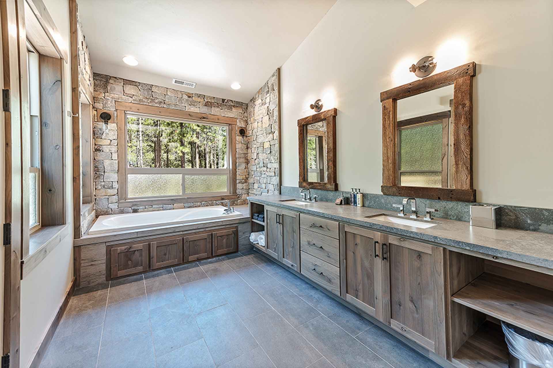 prop_3914_1564423865_13_bedroom_15_bathroom_mega_mansion.jpg