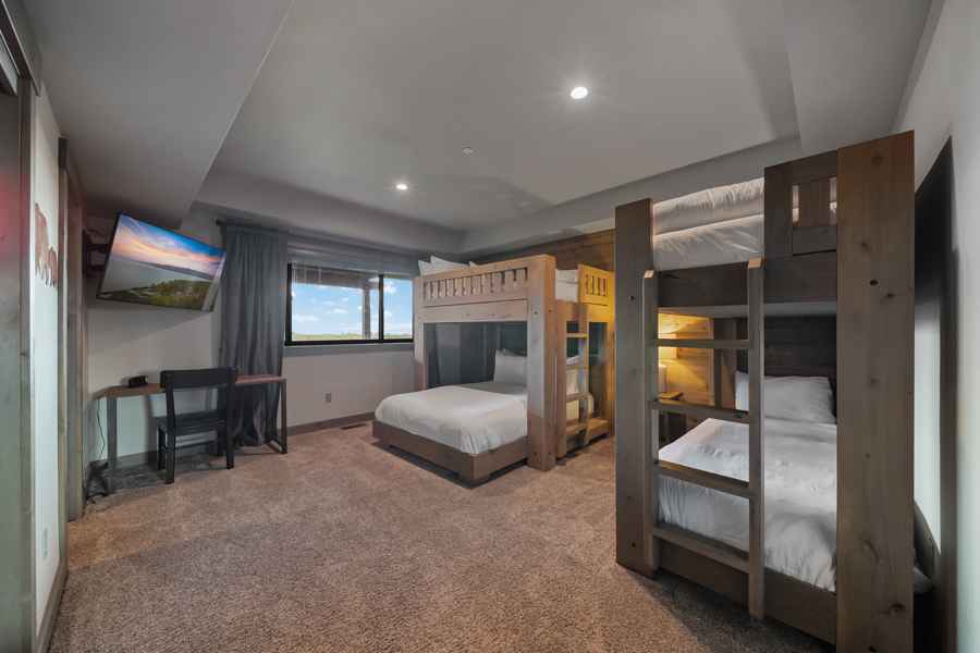 prop_3918_1758561190_9_bedroom_luxury_villa_by_the_lake.jpg