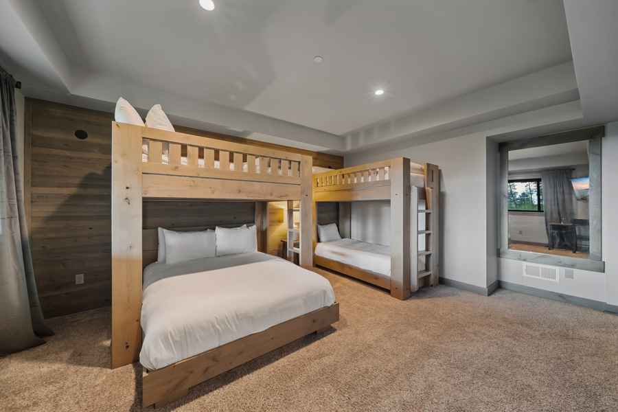 prop_3918_1758561239_9_bedroom_luxury_villa_by_the_lake.jpg