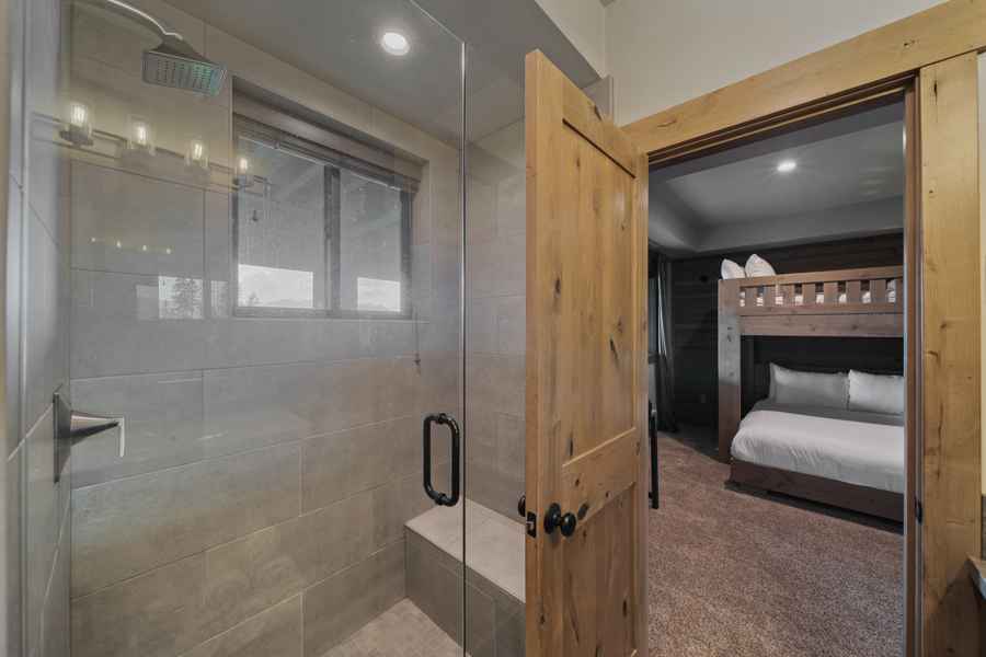 prop_3918_1758561369_9_bedroom_luxury_villa_by_the_lake.jpg