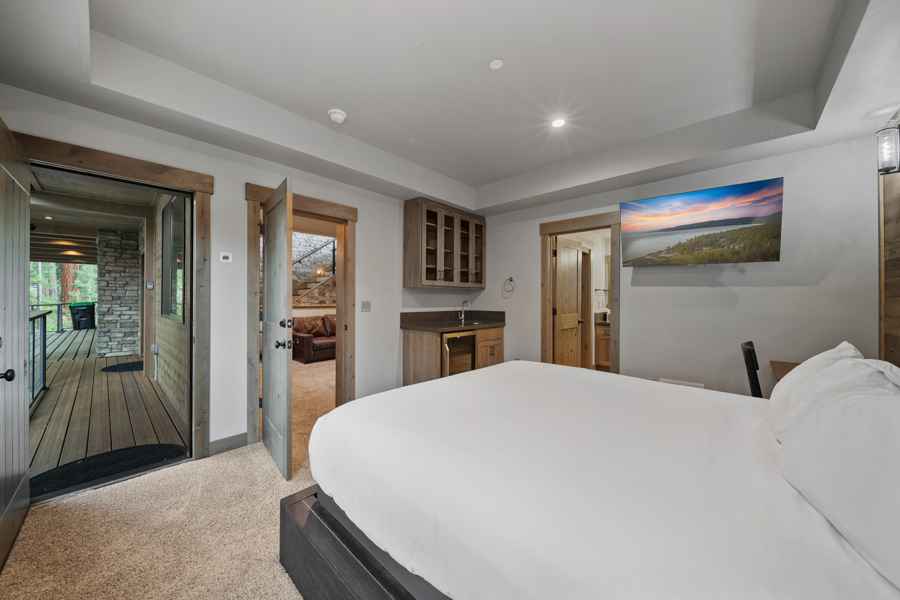 prop_3918_1758561442_9_bedroom_luxury_villa_by_the_lake.jpg