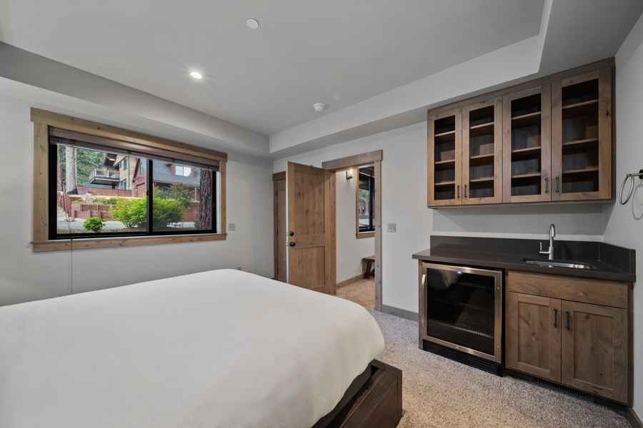 prop_3918_1758561506_9_bedroom_luxury_villa_by_the_lake.jpg