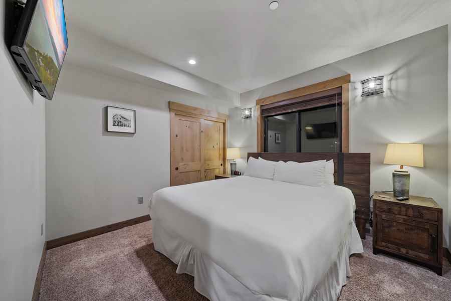 prop_3918_1758561632_9_bedroom_luxury_villa_by_the_lake.jpg