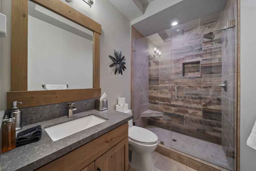 prop_3918_1758561717_9_bedroom_luxury_villa_by_the_lake.jpg
