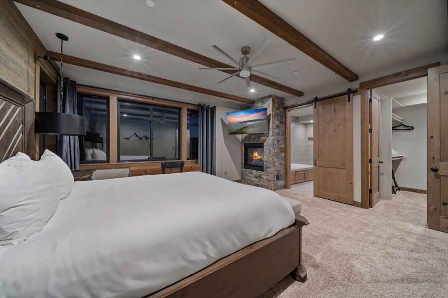 prop_3918_1758561934_9_bedroom_luxury_villa_by_the_lake.jpg