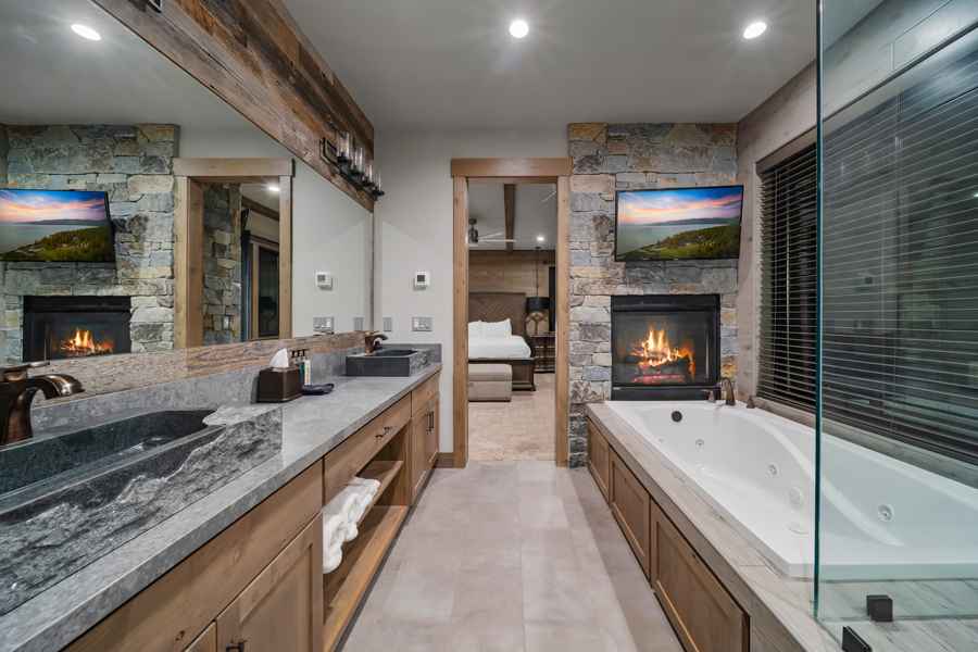 prop_3918_1758562419_9_bedroom_luxury_villa_by_the_lake.jpg
