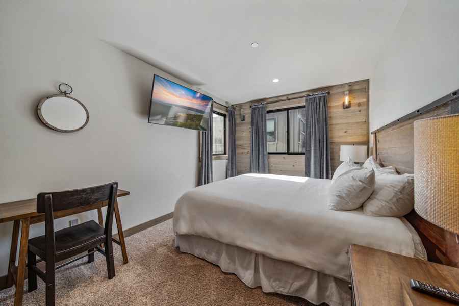 prop_3918_1758562477_9_bedroom_luxury_villa_by_the_lake.jpg