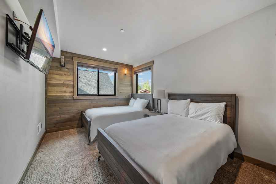 prop_3918_1758562513_9_bedroom_luxury_villa_by_the_lake.jpg