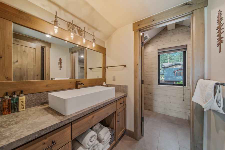 prop_3918_1758562601_9_bedroom_luxury_villa_by_the_lake.jpg
