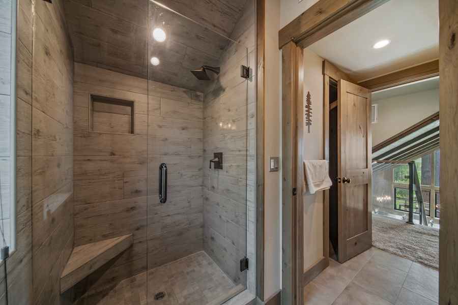 prop_3918_1758562651_9_bedroom_luxury_villa_by_the_lake.jpg