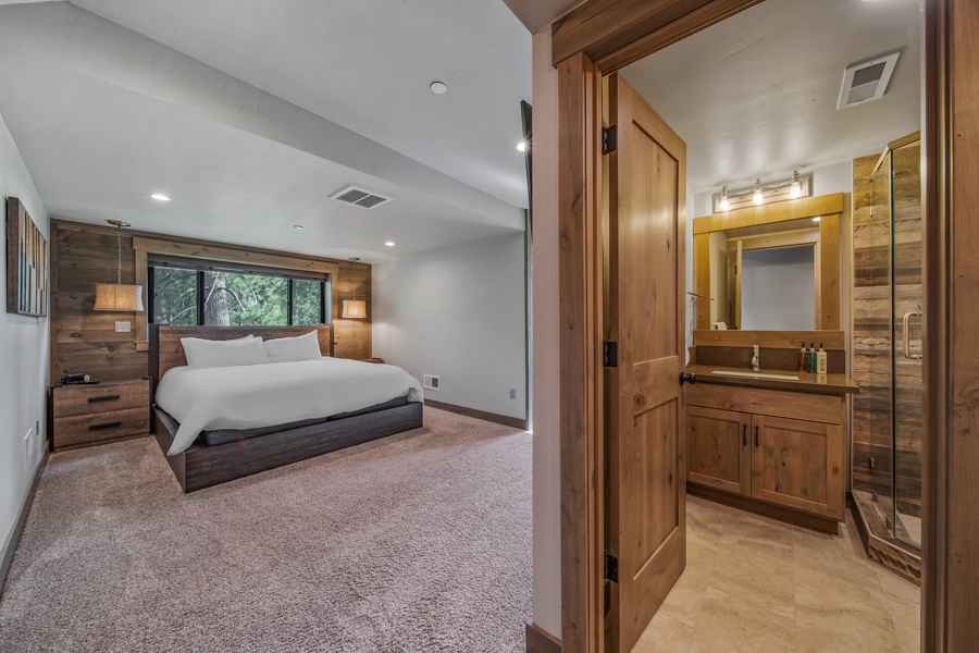 prop_3918_1758562732_9_bedroom_luxury_villa_by_the_lake.jpg