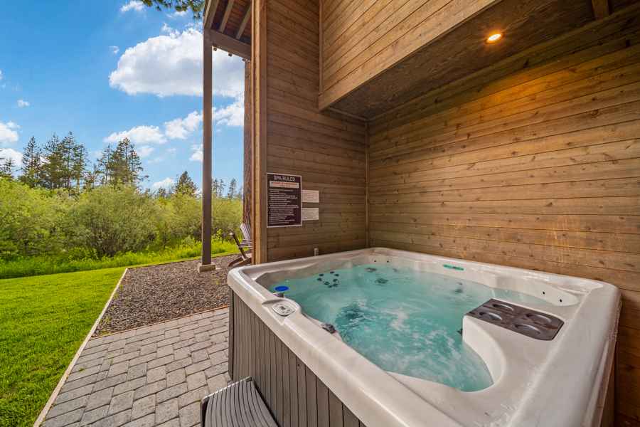 prop_3918_1758563077_9_bedroom_luxury_villa_by_the_lake.jpg