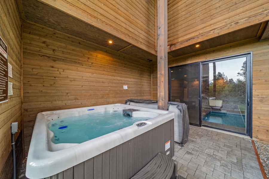 prop_3918_1758563123_9_bedroom_luxury_villa_by_the_lake.jpg