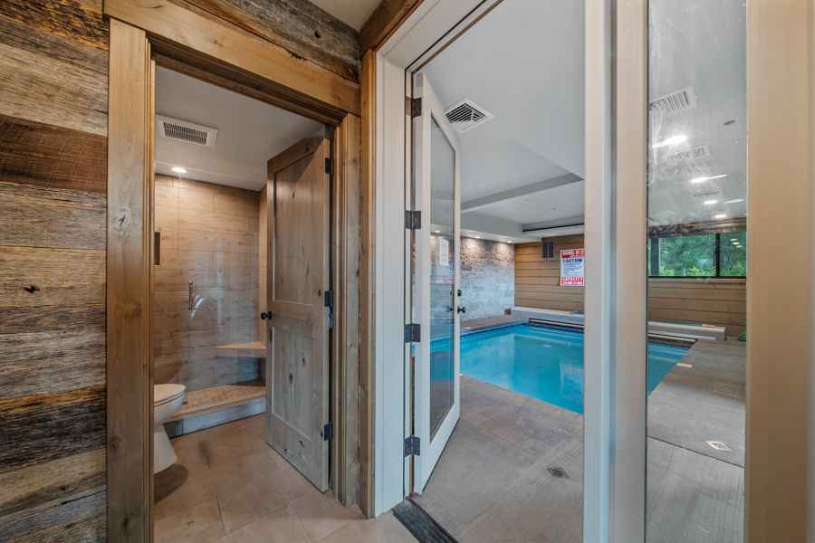 prop_3918_1758564115_9_bedroom_luxury_villa_by_the_lake.jpg