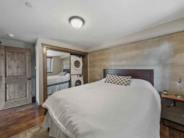 prop_3919_1778250308_7_bedroom_luxury_by_the_lake.jpg