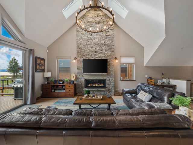 prop_3919_1778256897_7_bedroom_luxury_by_the_lake.jpg