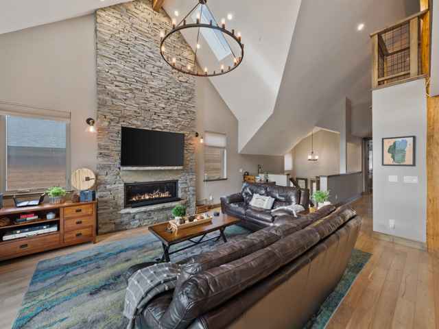 prop_3919_1778256924_7_bedroom_luxury_by_the_lake.jpg