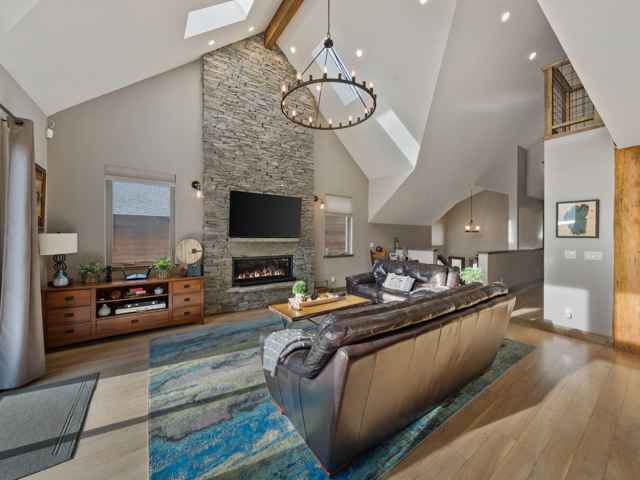 prop_3919_1778257017_7_bedroom_luxury_by_the_lake.jpg