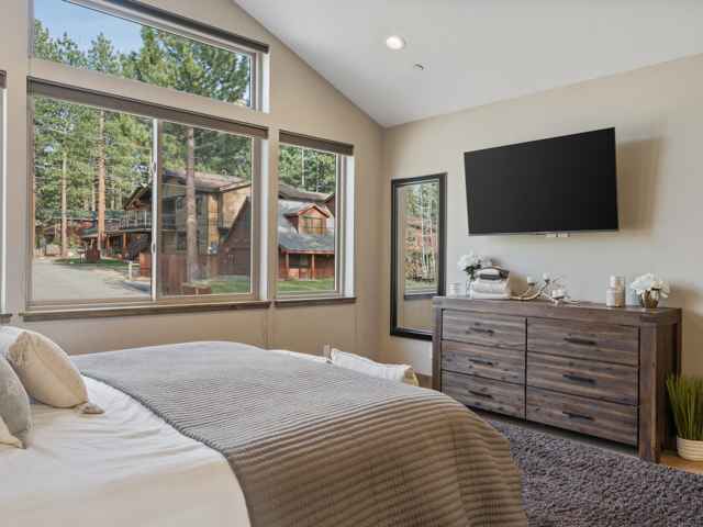 prop_3919_1778276774_7_bedroom_luxury_by_the_lake.jpg