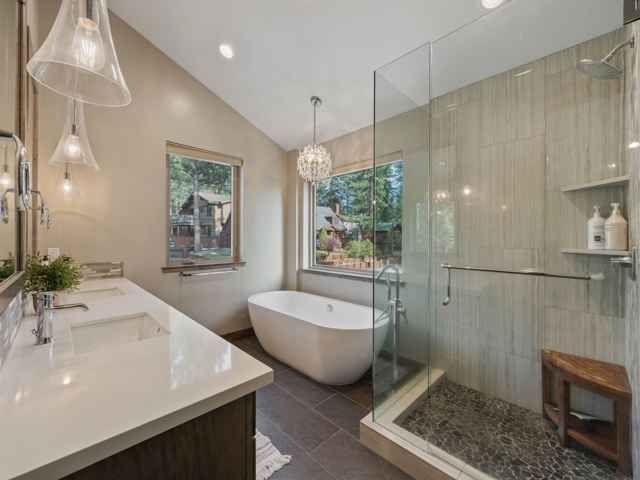 prop_3919_1778276829_7_bedroom_luxury_by_the_lake.jpg