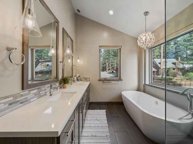 prop_3919_1778276868_7_bedroom_luxury_by_the_lake.jpg