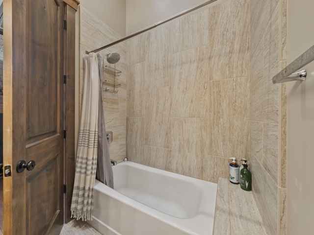 prop_3919_1778277048_7_bedroom_luxury_by_the_lake.jpg