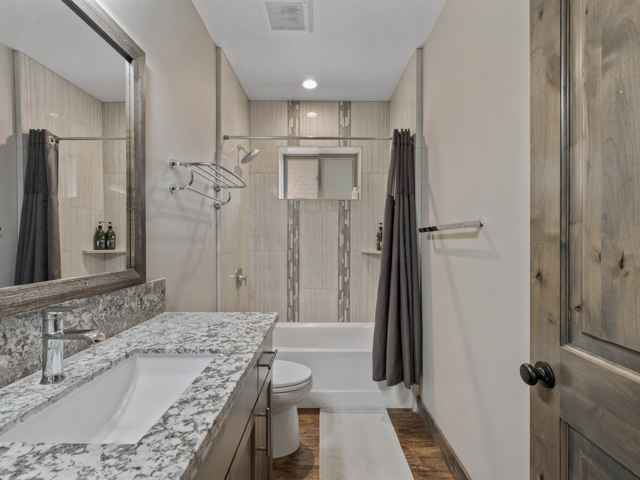 prop_3919_1778278185_7_bedroom_luxury_by_the_lake.jpg