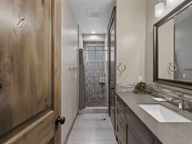 prop_3919_1778278847_7_bedroom_luxury_by_the_lake.jpg