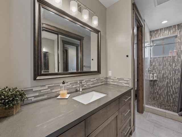 prop_3919_1778278907_7_bedroom_luxury_by_the_lake.jpg